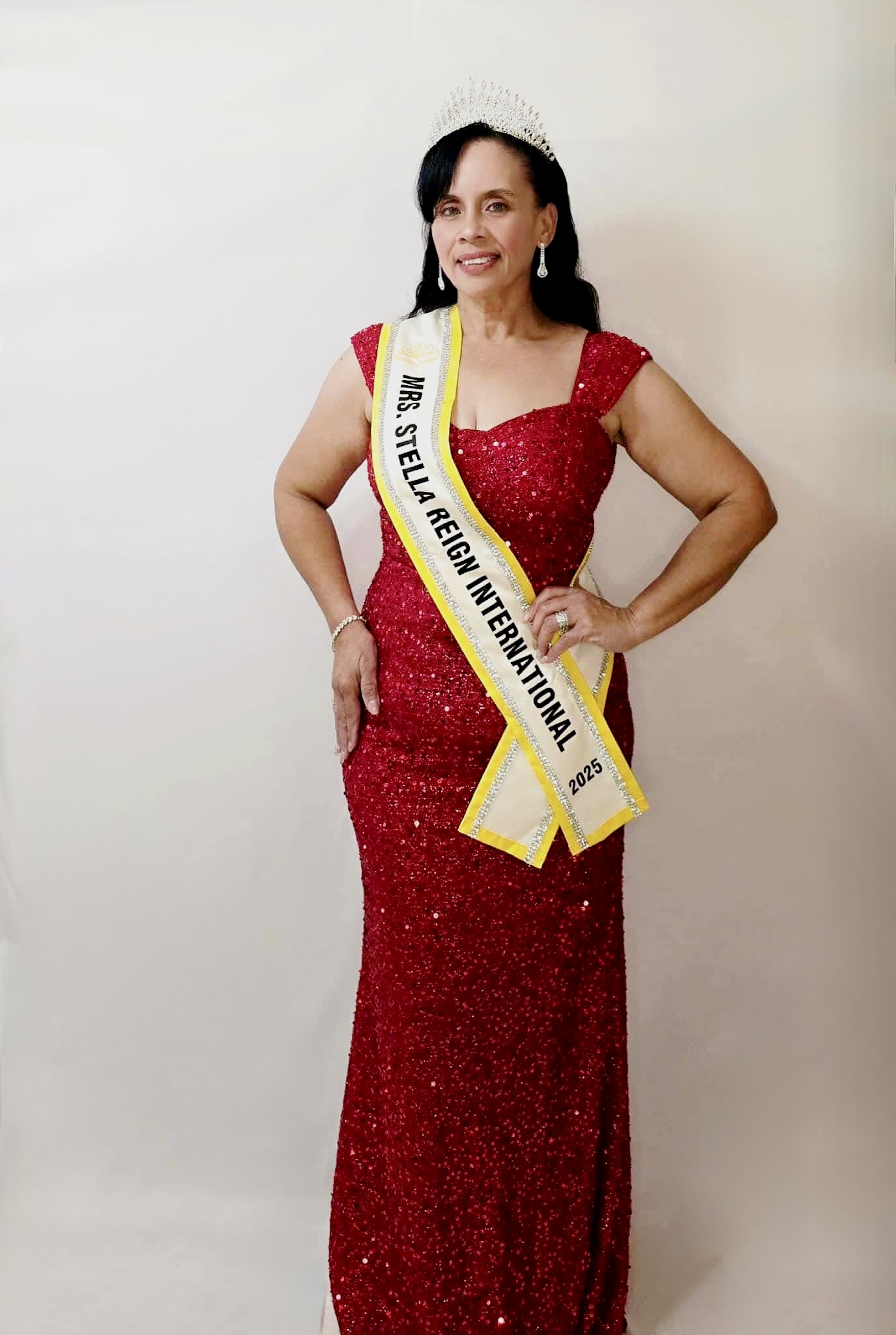 Evelyn Almodóvar, Mrs. Stella Reign International 2025, full-length portrait